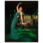 Şevval Sam Instagram - 🎶 💃🏻 Kıbrıs geceleri de bir başka oluyor gerçekten.. özlemişiz!!❤️‍🔥#kıbrıs @limakcyprus 
Fotoğraflar: @canipek 
Styling: @816styling  @sburcucam @mina.tanay 
@ceydahasirci 
@ruchan_olucak