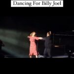 Leah Remini Instagram - Not everyone gets to perform with the funniest man on the planet @kevinjamesofficial and with one of the greats @billyjoel! 

Thanks to our fave @tonydovolani for joining us. But as you can see, Kevvy didn't need him because his dance skills are unparalleled!