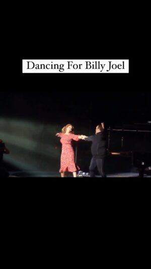 Leah Remini Instagram - Not everyone gets to perform with the funniest man on the planet @kevinjamesofficial and with one of the greats @billyjoel! 

Thanks to our fave @tonydovolani for joining us. But as you can see, Kevvy didn't need him because his dance skills are unparalleled!