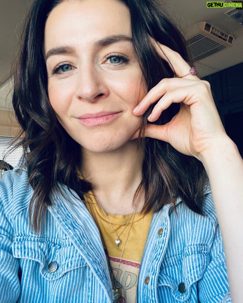 Caterina Scorsone Instagram - On set. Waiting to shoot. Hope you all are feeling alive and peaceful. If not, sending love. ❤️