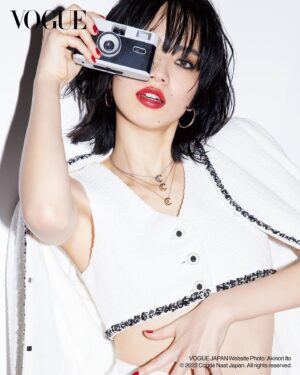 Nana Komatsu Instagram - @voguejapan @chanelofficial 
💅💍🎸🎧 🎶📸