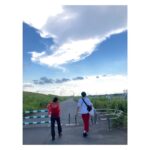 Suzu Hirose Instagram - カレンダーの、なんか載せるとか言ってすっかり。こちら瑛太さんに撮ってもらってる風景でございます。他にもなんかあるかな、また。