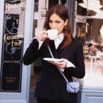 Georgina Amorós Instagram - De paseo x Madrid en mis outfits habituales con @dior y @voguespain 🖤 
📸 @silvia.retana 
Hair @raquelalvarezdiaz_ x @goldwell_es 
Estilismo @martabajoflecha 
#BarJacket