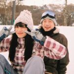 Nana Komatsu Instagram - 映画「余命10年」
いよいよ、公開まで1週間を切りました‼︎
今日はなんだか撮影の日々を思い出すそんな1日でした🌸

そして、
映画「余命10年」の写真集が発売します‼︎
本編を撮ってくれた、いまむー(今村さん)が今回全ての写真を撮ってくれました‼︎温度感が伝わってくる写真は見ていてついついニコニコしちゃいます☺︎
1年と言う時間をかけて築いて来たからこそ、本編には映ってないみんなの姿が在ります。

私もこの写真集制作に携わらせていただいて
''この写真いれたいな〜'' ''こんな事してたっけ？笑''
 ''あのときさ！'' ''懐かしいなぁ''
そんな会話をしながら楽しく愛を込めて作りました📚

静けさも、ときめきも、
温もりも流れゆく美しい四季と共に。
全てを写真集に閉じ込め、
私達の卒業アルバムみたいな大切な一冊。
是非、手に取って見てもらいたいです🎞
よろしくお願いします！

2022.02.27