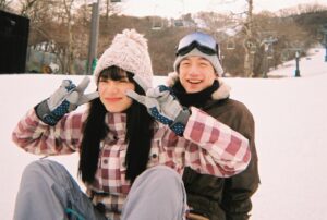 Nana Komatsu Instagram - 映画「余命10年」
いよいよ、公開まで1週間を切りました‼︎
今日はなんだか撮影の日々を思い出すそんな1日でした🌸

そして、
映画「余命10年」の写真集が発売します‼︎
本編を撮ってくれた、いまむー(今村さん)が今回全ての写真を撮ってくれました‼︎温度感が伝わってくる写真は見ていてついついニコニコしちゃいます☺︎
1年と言う時間をかけて築いて来たからこそ、本編には映ってないみんなの姿が在ります。

私もこの写真集制作に携わらせていただいて
''この写真いれたいな〜'' ''こんな事してたっけ？笑''
 ''あのときさ！'' ''懐かしいなぁ''
そんな会話をしながら楽しく愛を込めて作りました📚

静けさも、ときめきも、
温もりも流れゆく美しい四季と共に。
全てを写真集に閉じ込め、
私達の卒業アルバムみたいな大切な一冊。
是非、手に取って見てもらいたいです🎞
よろしくお願いします！

2022.02.27