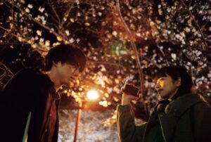 Nana Komatsu Instagram - 映画「余命10年」
いよいよ、公開まで1週間を切りました‼︎
今日はなんだか撮影の日々を思い出すそんな1日でした🌸

そして、
映画「余命10年」の写真集が発売します‼︎
本編を撮ってくれた、いまむー(今村さん)が今回全ての写真を撮ってくれました‼︎温度感が伝わってくる写真は見ていてついついニコニコしちゃいます☺︎
1年と言う時間をかけて築いて来たからこそ、本編には映ってないみんなの姿が在ります。

私もこの写真集制作に携わらせていただいて
''この写真いれたいな〜'' ''こんな事してたっけ？笑''
 ''あのときさ！'' ''懐かしいなぁ''
そんな会話をしながら楽しく愛を込めて作りました📚

静けさも、ときめきも、
温もりも流れゆく美しい四季と共に。
全てを写真集に閉じ込め、
私達の卒業アルバムみたいな大切な一冊。
是非、手に取って見てもらいたいです🎞
よろしくお願いします！

2022.02.27