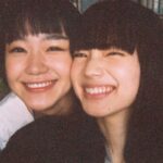 Nana Komatsu Instagram - 映画「余命10年」
いよいよ、公開まで1週間を切りました‼︎
今日はなんだか撮影の日々を思い出すそんな1日でした🌸

そして、
映画「余命10年」の写真集が発売します‼︎
本編を撮ってくれた、いまむー(今村さん)が今回全ての写真を撮ってくれました‼︎温度感が伝わってくる写真は見ていてついついニコニコしちゃいます☺︎
1年と言う時間をかけて築いて来たからこそ、本編には映ってないみんなの姿が在ります。

私もこの写真集制作に携わらせていただいて
''この写真いれたいな〜'' ''こんな事してたっけ？笑''
 ''あのときさ！'' ''懐かしいなぁ''
そんな会話をしながら楽しく愛を込めて作りました📚

静けさも、ときめきも、
温もりも流れゆく美しい四季と共に。
全てを写真集に閉じ込め、
私達の卒業アルバムみたいな大切な一冊。
是非、手に取って見てもらいたいです🎞
よろしくお願いします！

2022.02.27