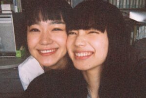 Nana Komatsu Instagram - 映画「余命10年」
いよいよ、公開まで1週間を切りました‼︎
今日はなんだか撮影の日々を思い出すそんな1日でした🌸

そして、
映画「余命10年」の写真集が発売します‼︎
本編を撮ってくれた、いまむー(今村さん)が今回全ての写真を撮ってくれました‼︎温度感が伝わってくる写真は見ていてついついニコニコしちゃいます☺︎
1年と言う時間をかけて築いて来たからこそ、本編には映ってないみんなの姿が在ります。

私もこの写真集制作に携わらせていただいて
''この写真いれたいな〜'' ''こんな事してたっけ？笑''
 ''あのときさ！'' ''懐かしいなぁ''
そんな会話をしながら楽しく愛を込めて作りました📚

静けさも、ときめきも、
温もりも流れゆく美しい四季と共に。
全てを写真集に閉じ込め、
私達の卒業アルバムみたいな大切な一冊。
是非、手に取って見てもらいたいです🎞
よろしくお願いします！

2022.02.27