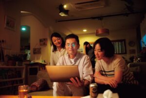 Nana Komatsu Instagram - 映画「余命10年」
いよいよ、公開まで1週間を切りました‼︎
今日はなんだか撮影の日々を思い出すそんな1日でした🌸

そして、
映画「余命10年」の写真集が発売します‼︎
本編を撮ってくれた、いまむー(今村さん)が今回全ての写真を撮ってくれました‼︎温度感が伝わってくる写真は見ていてついついニコニコしちゃいます☺︎
1年と言う時間をかけて築いて来たからこそ、本編には映ってないみんなの姿が在ります。

私もこの写真集制作に携わらせていただいて
''この写真いれたいな〜'' ''こんな事してたっけ？笑''
 ''あのときさ！'' ''懐かしいなぁ''
そんな会話をしながら楽しく愛を込めて作りました📚

静けさも、ときめきも、
温もりも流れゆく美しい四季と共に。
全てを写真集に閉じ込め、
私達の卒業アルバムみたいな大切な一冊。
是非、手に取って見てもらいたいです🎞
よろしくお願いします！

2022.02.27