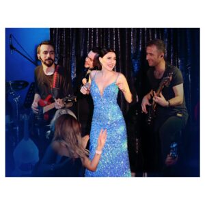 Şevval Sam Instagram - Şarkılar zor günlerin dostudur her zaman…müzik iyileştirir💙💚🎶🎵 @zerdeligazino 
Fotoğraflar @canipek 
Elbise @tarikedizofficial 
Styling @816styling 
@sburcucam @mina.tanay 
@ceydahasirci