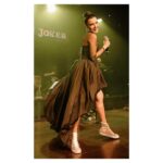 Şevval Sam Instagram - Biz size doyamadık. 🌈 @kartalistmarina.jollyjoker gecesi unutulmaz konserler arasına girdi..🎶⚡️💖Çok yakında yeniden buluşacağız!! Bu coşkuyu 22 Nisan’da, bu defa @private.jollyjoker ‘da tekrar yaşamak için takipte kalın…!!!😉 💃🏻 🕺🏻⚡️⚡️⚡️⚡️⚡️⚡️⚡️
Fotoğraflar @canipek 
Elbise @tarikedizofficial 
Styling @816styling 
@sburcucam @mina.tanay