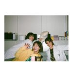 Minami Hamabe Instagram – おつされさまです🍝
本日は『ドクターホワイト』
特別編の放送です!

最後のドクターホワイトです…
最終話を迎えたあとのおはなし。
白夜とCDT、そして狩岡家のその後が描かれています🍝
深刻な展開…?とおもいきや、これまでの日々を振り返りながら、あたたかな笑いを誘うユーモア溢れる特別編となっております🍝
ぜひおやすみ前のお供に。
 
写真はとっておき!
1枚目はお兄ちゃんの定位置からお届け🍝
佑さんはこの椅子で目をつぶっていることが多いです。最後の最後にほんとに意識を飛ばしているところを3人で囲んで激写できました!
2枚目はお姉さまたちと!
みおりん…ただただ心から大好きな人でした…
さえさんも最後までお優しく感謝の気持ちでいっぱいです
3枚目はいい写真🍝
待ち受けにしよかなあ…
みなさんの娘になりたい。

あ本日は10時15分からの放送なのでご注意くださいねー!
ではではテレビの前でお会いしましょ

進撃の巨人アニメみてたら
あーちゃんがいきなり出てきて驚いた。
あときょう現場マネージャーさんみつけて声掛けたときにすっ転んでめっちゃ痛い。そのあとめちゃくちゃ笑われたし、甘いもの食べてドラマもちゃんとみないと帳尻合わない。
