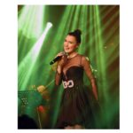 Şevval Sam Instagram - Biz size doyamadık. 🌈 @kartalistmarina.jollyjoker gecesi unutulmaz konserler arasına girdi..🎶⚡️💖Çok yakında yeniden buluşacağız!! Bu coşkuyu 22 Nisan’da, bu defa @private.jollyjoker ‘da tekrar yaşamak için takipte kalın…!!!😉 💃🏻 🕺🏻⚡️⚡️⚡️⚡️⚡️⚡️⚡️
Fotoğraflar @canipek 
Elbise @tarikedizofficial 
Styling @816styling 
@sburcucam @mina.tanay