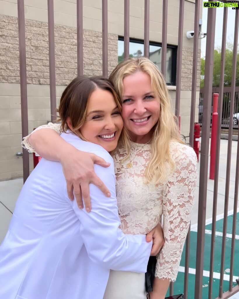 Jessica Capshaw Instagram - Look whose loving arms I got to run into today...