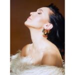 Şevval Sam Instagram - 🌺Bahara yeni fotoğraflarla girelim, enerjimizi tazeleyelim dedik..📸şahane bi çalışma yaptık..⭐️o zaman buyurun size küçük bi teaser😉 Emeği geçen herkese çooook teşekkürler 🤩🎶❤️🌈☀️💝✌🏽😘
Video @cankarabulutofficial 
Fotoğraflar @canipek 
Styling @816styling 
@sburcucam @mina.tanay 
Saç @mutluahmet.sinan 
Makyaj @bylecielofficial 
Asistanlar @duygu.sokmen 
@joyhasanova 
Menajer @ceydahasirci 
@idiletisim