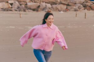 Shin Min-a Instagram - 바다 보자고 해서 바다 보러 온 선아 

선아 이야기도 기다려주세요 ☺️

#ourblues #우리들의블루스