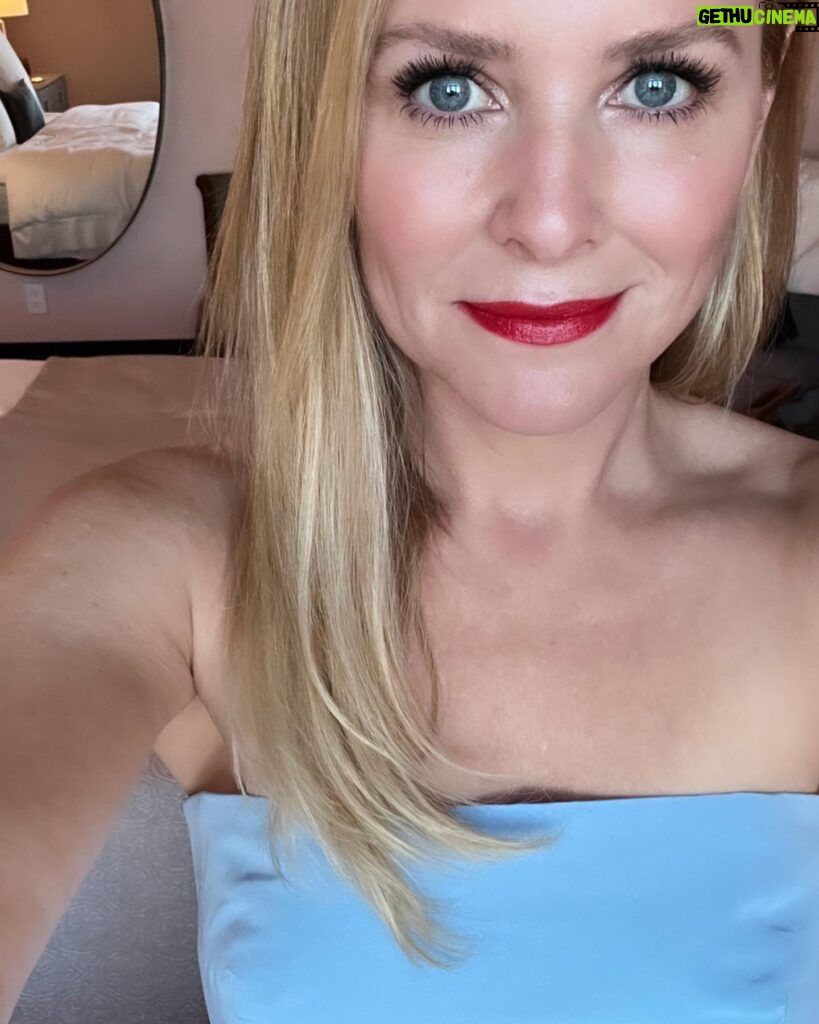 Jessica Capshaw Instagram - About last night...thank you @saveveniceyf & @thelsd for inviting us to be a part of a lovely evening in support of the many art treasures in Venice that need support and extra TLC. 

I'm just going to keep saying it... I love you, NYC. 🍎

Also, skin by @drmacrene @macreneactives ♥️