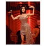 Şevval Sam Instagram - Teşekkürlerimle..🙏🏼💞🎶👍🏼🌺
Fotoğraflar: @canipek 
Elbise: @tarikedizofficial 
Styling @816styling 
@mina.tanay @sburcucam 
@dadasalonkabarett 
@ceydahasirci