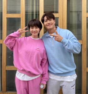 Song Ji-hyo Instagram - 은이선배님 숙 선배님 
경훈씨 만나서 반가웠습니다아
종국오빠 지원사격 성공✌🏻