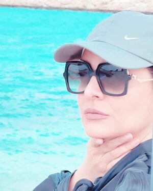 Sare Bayat Instagram - .
این جهان با تو خوش است،
آن جهان با تو خوش است،
این جهان بی من مباش و
آن جهان بی من مرو...
#مولانا