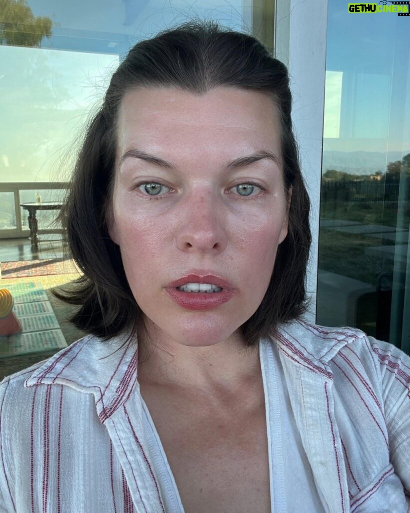 Milla Jovovich Instagram - Haha, selfies get more attention, so now that i have yours, come to the @womensmarch rally this Saturday morning the 14th at 10am at City Hall in Downtown LA! I will be speaking and I hope you all can make it to support Women’s Reproductive Rights. Bring water, wear green and come support a movement that really should not need to be happening in this day and age🤦🏻‍♀️. #bansoffourbodies #scotuslied