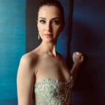 İrem Helvacıoğlu Instagram - Bu görkemli gece de beni ağırlayan ve ödüle layık gören @klassmagazin ailesine teşekkür ederim. 💙💙💙
Gecede kendimi prenses gibi hissetmem için  bu şahane Işıl Işıl  elbiseyi bana hazırlayan güzel kadın ve güzel ekibe
@tuvana_buyukcinar 💕💕💕💕
Yüzümün bu şahane ışıltısı için  canım kadın 
@gamzeteq 💞💞💞 
Parıltımın tamamlanması için harikalar yaratan ✨✨✨ @ulseven  çok kocaman teşekkür ederim hepiniz harikasınız