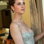 İrem Helvacıoğlu Instagram - Bu görkemli gece de beni ağırlayan ve ödüle layık gören @klassmagazin ailesine teşekkür ederim. 💙💙💙
Gecede kendimi prenses gibi hissetmem için  bu şahane Işıl Işıl  elbiseyi bana hazırlayan güzel kadın ve güzel ekibe
@tuvana_buyukcinar 💕💕💕💕
Yüzümün bu şahane ışıltısı için  canım kadın 
@gamzeteq 💞💞💞 
Parıltımın tamamlanması için harikalar yaratan ✨✨✨ @ulseven  çok kocaman teşekkür ederim hepiniz harikasınız