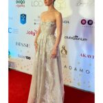 İrem Helvacıoğlu Instagram - Bu görkemli gece de beni ağırlayan ve ödüle layık gören @klassmagazin ailesine teşekkür ederim. 💙💙💙
Gecede kendimi prenses gibi hissetmem için  bu şahane Işıl Işıl  elbiseyi bana hazırlayan güzel kadın ve güzel ekibe
@tuvana_buyukcinar 💕💕💕💕
Yüzümün bu şahane ışıltısı için  canım kadın 
@gamzeteq 💞💞💞 
Parıltımın tamamlanması için harikalar yaratan ✨✨✨ @ulseven  çok kocaman teşekkür ederim hepiniz harikasınız
