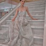 İrem Helvacıoğlu Instagram - Bu görkemli gece de beni ağırlayan ve ödüle layık gören @klassmagazin ailesine teşekkür ederim. 💙💙💙
Gecede kendimi prenses gibi hissetmem için  bu şahane Işıl Işıl  elbiseyi bana hazırlayan güzel kadın ve güzel ekibe
@tuvana_buyukcinar 💕💕💕💕
Yüzümün bu şahane ışıltısı için  canım kadın 
@gamzeteq 💞💞💞 
Parıltımın tamamlanması için harikalar yaratan ✨✨✨ @ulseven  çok kocaman teşekkür ederim hepiniz harikasınız
