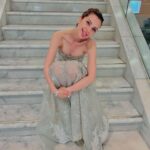 İrem Helvacıoğlu Instagram - Bu görkemli gece de beni ağırlayan ve ödüle layık gören @klassmagazin ailesine teşekkür ederim. 💙💙💙
Gecede kendimi prenses gibi hissetmem için  bu şahane Işıl Işıl  elbiseyi bana hazırlayan güzel kadın ve güzel ekibe
@tuvana_buyukcinar 💕💕💕💕
Yüzümün bu şahane ışıltısı için  canım kadın 
@gamzeteq 💞💞💞 
Parıltımın tamamlanması için harikalar yaratan ✨✨✨ @ulseven  çok kocaman teşekkür ederim hepiniz harikasınız
