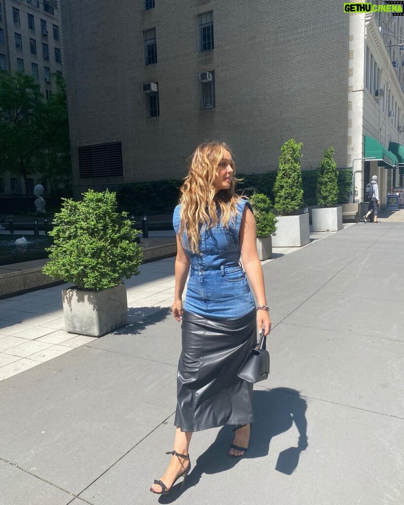Camilla Luddington Instagram - Good morning NYC 🤗 out of sweatpants and heading to @elleusa  for “ask me anything”! #askmeanything #elle #greysanatomy #400thepisode 
Glam: hair- @anthonycampbellhair 
Makeup- @robertsesnek 
Stylist- @nataliehoseltonstyle 

Dress- @dereklam 
Shoes- @alexandrebirman 
Bracelet- @nickhorey 
Bag- @charlesandke