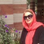 Elham Hamidi Instagram - مادرم! نحیف بودم، جوانه‌ای که به کوچک‌ترین بهانه‌ای زندگی‌ات دستخوش ناملایمات می‌شد و تو باغبانی مهربان، قدرتمند و دلسوز بودی، از وجودت دور من حصار کشیدی و از من مراقبت کردی تا رشد کنم و ببالم. اکنون که من یعنی آن جوانه کوچک تو تبدیل به درخت شده، تمام شاخه‌هایم را زیر پای تو می‌گسترانم.این روز عزیز رو به همه مادران و بانوان عزیزم تبریک عرض میکنم.