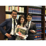 Mio Imada Instagram - 先日「記憶」クランクアップしました☺︎
最後の最後まで緊張しっぱなしだったけど
本当に暖かいみなさまに出逢えて、
毎日こんな素敵な現場に行かせて頂けて
もうないんだなあと思うとちょっと寂しい。
本当にありがとうございました！
そして5日にみなさんにお誕生日お祝いしてもらったんです☺︎☺︎
大好きないちご頂きました♡
本庄先生と二宮先生と。
#記憶
#中井貴一 さん
#泉澤祐希 さん