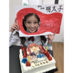 Mio Imada Instagram - 💐
花のち晴れの現場で
お祝いしていただきました♡
かわいい愛莉のケーキ🎂
あーー嬉しかった〜💗
明太子の顔抜きも☺︎☺︎
#花のち晴れ
#杉咲花 ちゃん
#濱田龍臣 くん
#中田圭祐 くん
#鈴木仁 くん
#1枚目の写真は晴が撮ってくれました