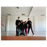 Claudia Salas Instagram - “Así que imagino que nos pasará lo mismo que pasó otras veces. Que todo esto se acabará algún día, de repente, y los que hayan sobrevivido -porque habrán muerto muchos- dejarán de bailar. Así. Sin más. Las cosas se acaban así, supongo, sin que nos demos cuenta.”

UN PLACER EQUIPAZO.

Gracias por salvar y sanar familia. Sabéis quienes sois.

@larutaserie 
@caballofilms 
@atresmediacom 
@atresplayer 

La ruta llega antes de que acabe el año. 

@laia_lluch 🫶🏻📸 (que en un disparo te sube vidas).

Pd: vaya año.

♥️