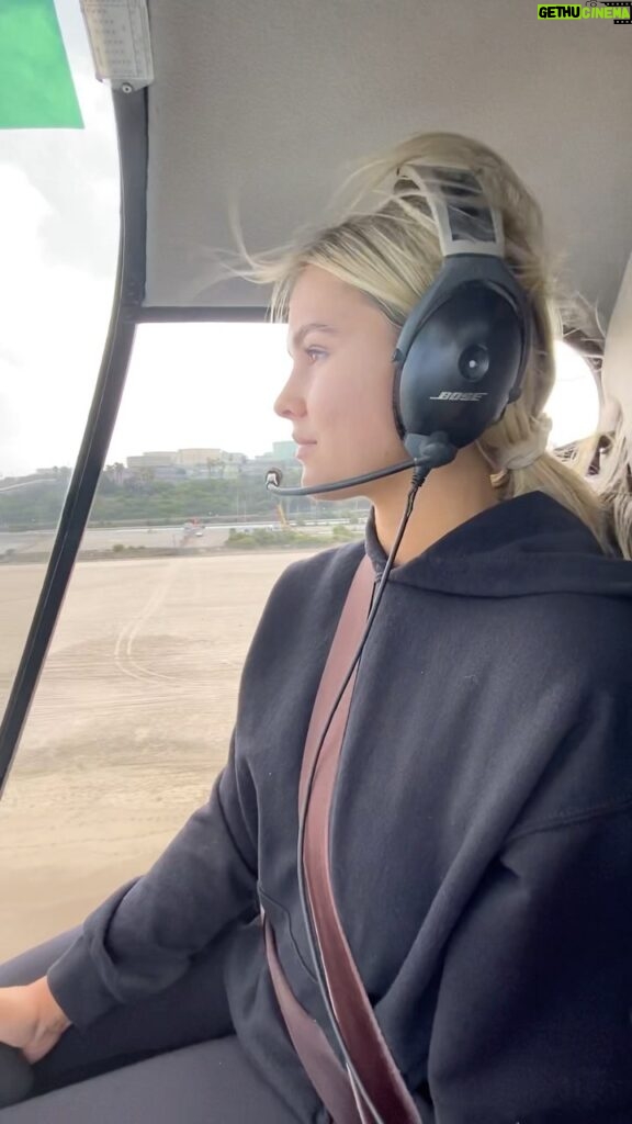 Kinsey Wolanski Instagram - Chilly morning doors off flying down the coast 🚁 

#helicopter #travel #california