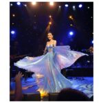 Şevval Sam Instagram - Zorlu’da verdiğimiz konser uzun bir süre aklımızdan çıkmayacak gibi duruyor. O geceki büyülü atmosfer, arkadaki muhteşem ekip sayesinde gerçekleşti. Herkese müteşekkirim⭐️🎵💓🤩✨💃🏻 @zorlu_psm 
Fotoğraflar @canipek 
Elbiseler @tarikedizofficial 
Küpe @crystalboutiquegalataport 
Styling @816styling 
@sburcucam @mina.tanay 
Makyaj @bylecielofficial 
@promomedya 
@ceydahasirci 
@duygu.sokmen