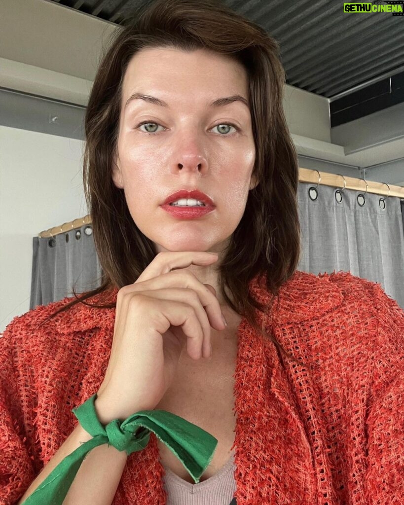 Milla Jovovich Instagram - Orange for victims gun of violence
Green for reproductive rights 
We have the power to make change happen.
@marchforourlives @womensmarch @abortionfunds @plannedparenthood #wearorange #greenforabortionrights #mareaverde