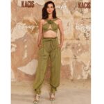 İrem Helvacıoğlu Instagram - En basindan beri heyecan duydugum,  bana bambaska bir karakter yaratmanin deneyimini sunan @disneyplustr ’nin lansman projesi #kaçış ile sizlerle buluşacak olmanın mutluluğunu yaşıyorum.  Büyük emek ve ozveri ile  ortaya koyduğumuz işimizi 14 Haziran’da hepinizi ekran başına bekliyorum. Umarim bizler kadar heyecanlanir ve bu hikayeye ortak olursunuz. Bu gece ozelinde yanimda bulunan sizlere daha ozenli  guzel gorunmem icin emek harcayan 
Styling: @boreal.brandlifting 
Elbise: @zeyneptosunofficial 
Takı: @swarovski 
Makyaj: @ugurkiral 
Saç : @enginaktashair_ cok tesekkur ederim. 
@disneyplustr #kaçış