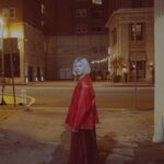 Aurora Aksnes Instagram - Thank you for all your birthday wishes x 

I am so happy to grow in this life alongside all of you 🧡
When we started this tourney we were too young to drink wine🩸 
And now we drink a little too much of it. Hi hi ho go wee wee call the police 
Moment by @knut_unofficial ✨🌟💫
