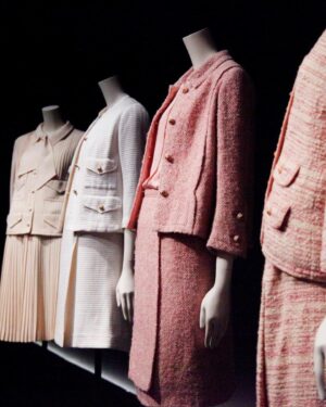 Nana Komatsu Instagram - 🔴⚫️⚪️GABRIELLE CHANEL 
　　　　　　　FASHION MANIFESTO 
　　　　　　　　　　EXHIBITION 🔴⚫️⚪️

三菱一号館美術館
2022.6.18~9.25

@chanelofficial #chanelexhibitions