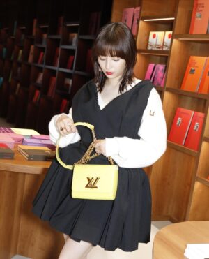 Suzu Hirose Instagram - ❤️
#SEELV
#LVFashion
#LVJewelry
