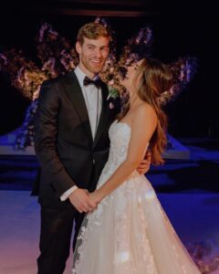 Sheryl Rubio Instagram - Casi 4 años contigo y no puedo creer que seguimos en nuestro “honeymoon phase” con la misma intensidad y pasión de esas primeras semanas que nos conocimos… Carajo, que bonito ha sido conocerte. Y es que todos los días me enamoro más de ti. Que alegría que el destino te haya puesto en mi vida, le das luz a todo lo que está a mi al rededor. Te amo mucho 🐛❤️ @shapswade