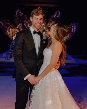 Sheryl Rubio Instagram - Casi 4 años contigo y no puedo creer que seguimos en nuestro “honeymoon phase” con la misma intensidad y pasión de esas primeras semanas que nos conocimos… Carajo, que bonito ha sido conocerte. Y es que todos los días me enamoro más de ti. Que alegría que el destino te haya puesto en mi vida, le das luz a todo lo que está a mi al rededor. Te amo mucho 🐛❤️ @shapswade