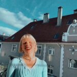 Aurora Aksnes Instagram - This is how happy my sisters make me.
Second picture??? Slightly confused?? Or laying an egg?? 

Thank you for the kindness you’ve shown potion for love. It touches my lil’motherfucking heart