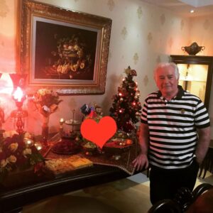 Elham Hamidi Instagram - زیبایی عشق، پاکی صداقت، اوج مهربانی و نهایت آرامش همه در کنار تو برایمان معنی پیدا کرده است.دست همیشه به معنای آغوش نیست 
گاهی فقط امنیت است 
مثل «دست پـــــــــــدر» 
بوسه می زنم بر دست های گرم پدرم که هیچگاه دست هایم را رها نکرده،روز پدر بهانه ای است كه بگویم دوستت دارم.  تندیس جاودانه ایثار و فداکاری تقدیم به تو بهترین پدر دنیا، و همه پدران سرزمینم روزتان مبارک.