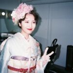 Minami Hamabe Instagram – 『京都きもの友禅』さんの最新ビジュアルが公開されました🐰

受け継がれてきた繊細さを纏いながらも、襟元にレースや首飾りを組み合わせたり、足元にはブーツを合わせていたり私も初めての試みがありました🧏
今回のチャッチコピーは「咲き誇れ二十歳」です🧏
一人一人が持つ個性と未来を抱き締め、最高だと思える振袖との出会いがありますように🧏

リンクは載せ方わからないのでストーリーに載せておきます
ぜひチェックしてみてください🧏

もうすぐ誕生日らしいのですが
それまでにやらなきゃいけないことが溜まっているので消化したいとは思ってます…
めんどくさい…やだ…
ずっと寝てたい…