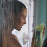 Alina Boz Instagram - Biz de #DURUmBu! 💜

Keyifli reklam filmimizin kamera arkasında neler yaşandı, buraya bıraktım. Hadi benimle favori kokunuzu paylaşın!