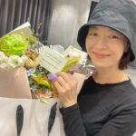 Song Ji-hyo Instagram - 여러분..
올해도 제 생일을 함께 축하해 주셔서 
진심으로 감사감사합니다❤️

한 분 한 분의 소중한 축하 메시지 덕분에 
매년 행복한 생일을 보내요..

항상 저를 아껴주시고 응원해주시는 
마음 늘 언제나 기억하며 열일할게요! 감사합니다
