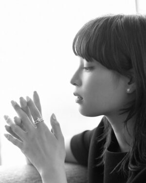 Suzu Hirose Instagram - 繊細で大胆でずきゅんとした、
美しかった、、💍♦️💎
@louisvuitton
 #LVDiamonds  #LVFashion